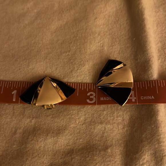 Vintage 80 90 Deco Black Cream Enamel Gold Fan Clip Earrings Retro - Picture 13 of 13